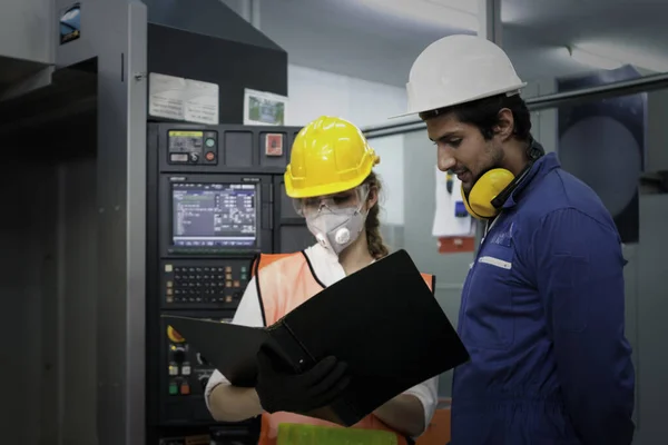 Endüstriyel Mühendis Kadın Erkek Miğfer Takıyor Elinde Kara Dosya Klasörüne — Stok fotoğraf