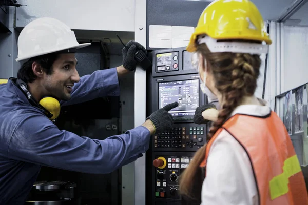 Endüstriyel Mühendis Kadın Erkek Miğfer Takıyor Alet Panelinin Düğmelerine Dokunuyor — Stok fotoğraf