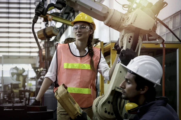 Endüstriyel Mühendis Kadın Erkek Miğfer Takıyor Arduino Mekanizması Için Robot — Stok fotoğraf