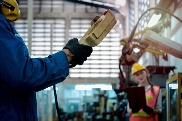 Trabalhador Engenheiro Industrial Trabalhando Com Painel Controle Braço Robô Para — Fotografia de Stock