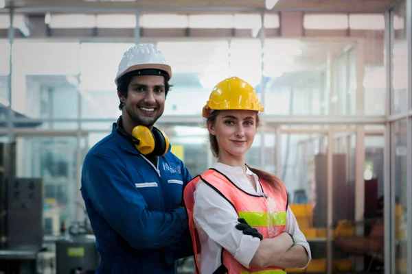 Potret Insinyur Industri Wanita Dan Laki Laki Mengenakan Helm Berdiri — Stok Foto