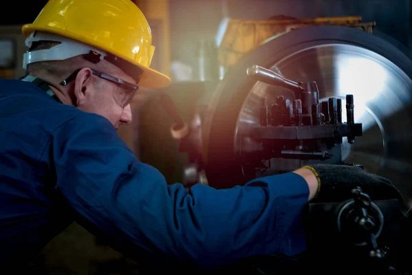 Trabalhador Engenheiro Industrial Usando Capacete Óculos Seguros Operando Com Máquinas — Fotografia de Stock