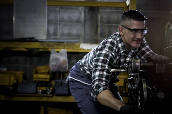 Kasklı Güvenli Gözlükler Takan Endüstri Mühendisi Fabrika Fabrikasında Makinelerle Çalışıyor — Stok fotoğraf