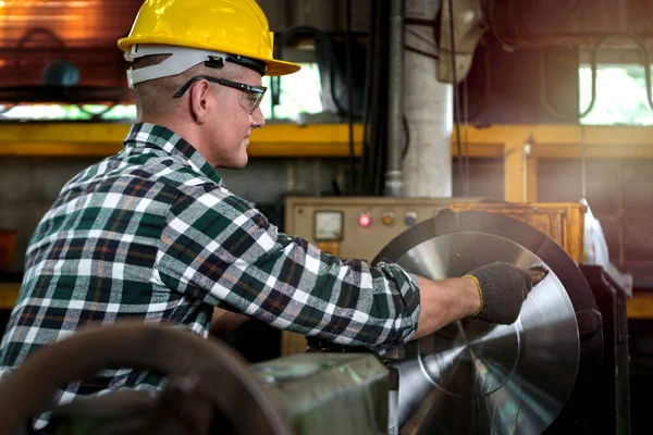 Sanayi Mühendisi Miğfer Güvenlik Gözlüğü Takıyor Fabrika Fabrikasında Makinelerle Çalışıyor — Stok fotoğraf