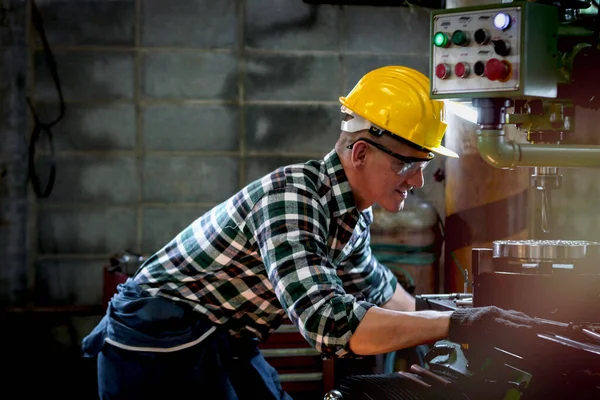 Trabalhador Engenheiro Industrial Usando Capacete Óculos Seguros Operando Com Máquinas — Fotografia de Stock
