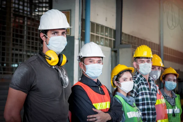 Endüstriyel Mühendis Kadın Erkek Miğfer Maske Takan Işçiler Fabrika Fabrikasında — Stok fotoğraf