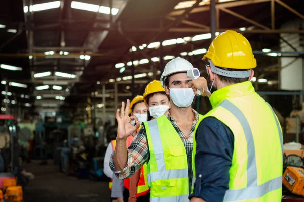 Foreman Dijital Termometreye Sahip Yüz Maskesi Takan Ekran Işçileri Için — Stok fotoğraf