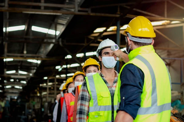 Foreman Dijital Termometreye Sahip Yüz Maskesi Takan Ekran Işçileri Için — Stok fotoğraf