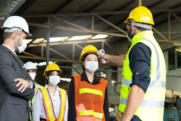 Foreman Dijital Termometreye Sahip Yüz Maskesi Takan Ekran Işçileri Için — Stok fotoğraf