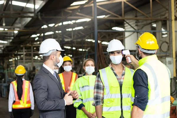 Foreman Dijital Termometreye Sahip Yüz Maskesi Takan Ekran Işçileri Için — Stok fotoğraf