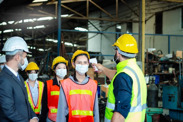 Foreman Dijital Termometreye Sahip Yüz Maskesi Takan Ekran Işçileri Için — Stok fotoğraf