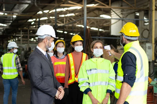 Foreman Dijital Termometreye Sahip Yüz Maskesi Takan Ekran Işçileri Için — Stok fotoğraf