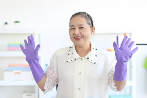 Портрет Счастливой Улыбающейся Азиатской Пожилой Женщины Домохозяйка Фиолетовых Резиновых Перчатках — стоковое фото