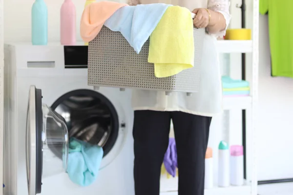 Glad Leende Asiatisk Äldre Kvinna Hemmafru Gör Tvätt Tvättstuga Med — Stockfoto