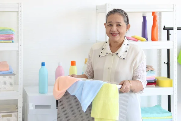 Happy Smilende Asiatisk Ældre Kvinde Husmor Bærer Tøj Kurv Til - Stock-foto
