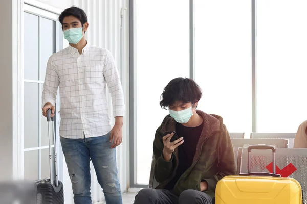 Yüz Maskesi Takan Asyalı Genç Turistler Kovid19 Enfeksiyonunu Önlemek Için — Stok fotoğraf