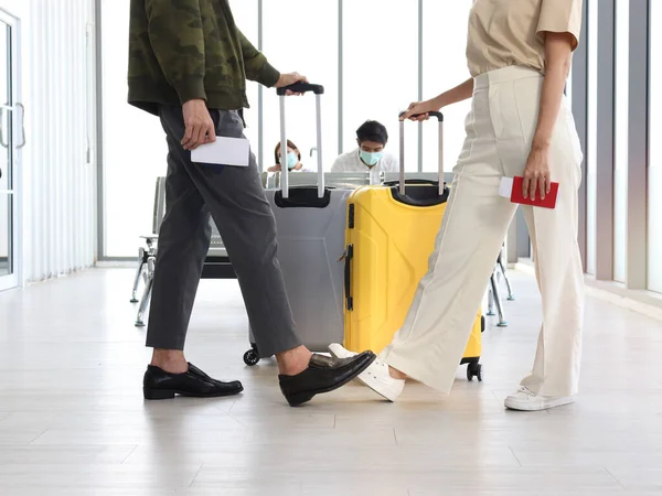 Asiatiska Unga Turister Som Bär Ansiktsmask Hälsningar Med Fötter För — Stockfoto