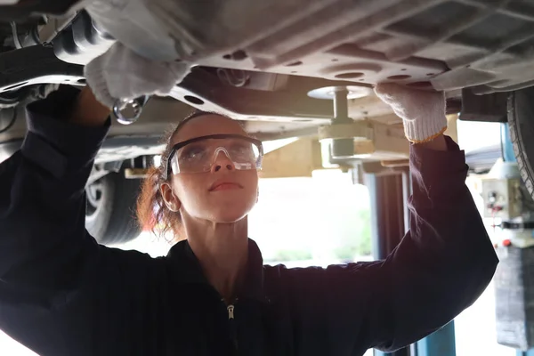 Vrouwelijke Auto Monteur Werkzaam Garage Auto Service Technicus Vrouw Controleren — Stockfoto