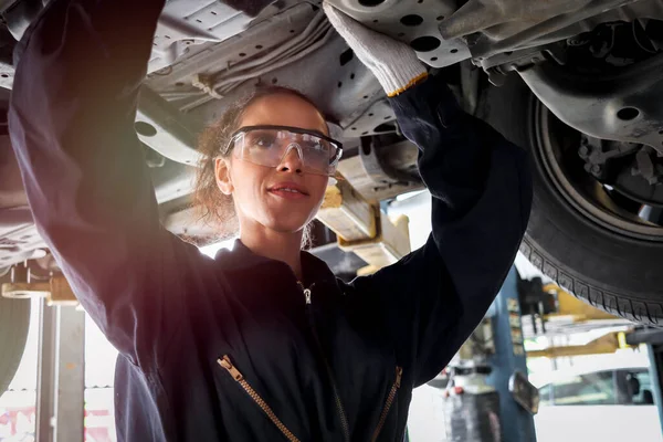 Női Autószerelő Dolgozik Garázsban Autószerelő Technikus Ellenőrzése Javítása Ügyfél Autó — Stock Fotó