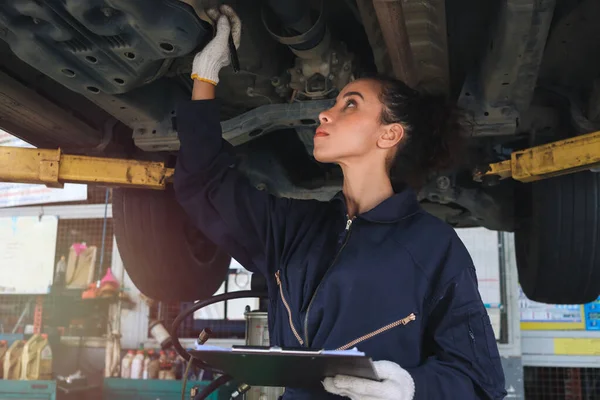 Vrouwelijke Auto Monteur Werkzaam Garage Auto Service Technicus Vrouw Controleren — Stockfoto