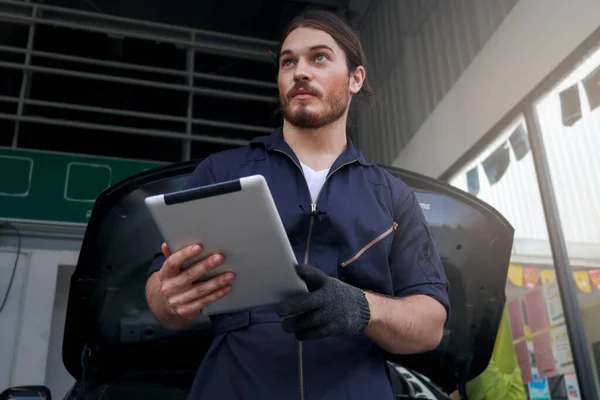 Auto Mecânico Segurando Tablet Digital Trabalhando Garagem Técnico Serviço Carro — Fotografia de Stock