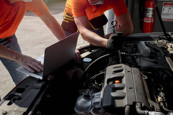 Auto Mechanic Working Engine Garage Car Service Technician Repairing Customer — Fotografia de Stock