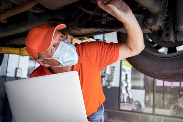 Auto Mechanic Working Garage Car Service Technician Checking Repairing Customer — Stock Fotó