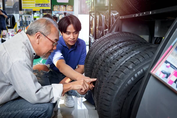 Auto Mechanic Customer Checking Wheels Vehicle Repair Service Shop Man — Stock Fotó