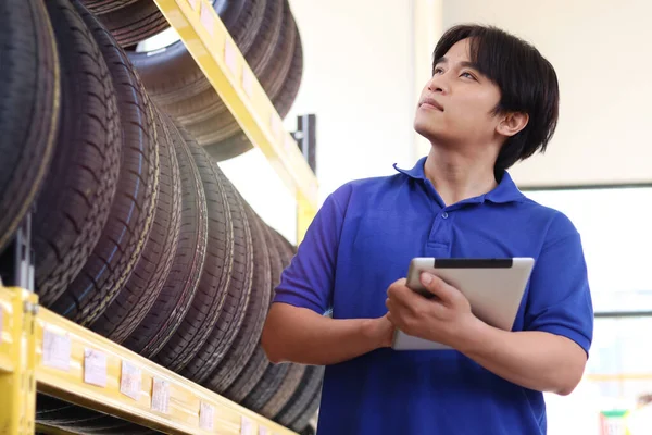 Auto Mechanic Checking Wheels Vehicle Repair Service Shop Man Working — Stock Photo, Image