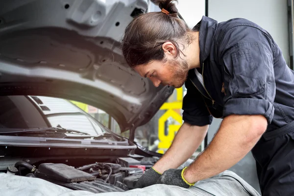 Auto Mechanic Working Engine Garage Car Service Technician Repairing Customer — Foto de Stock