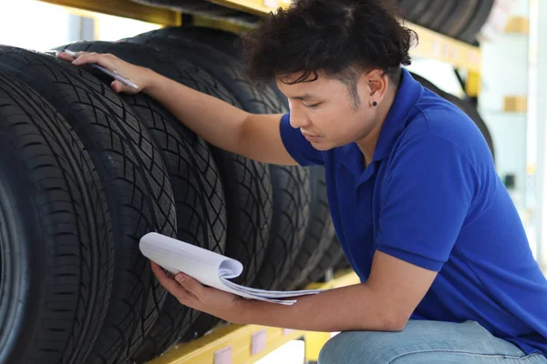 Auto Monteur Controleren Wielen Bij Auto Reparatie Service Shop Man — Stockfoto