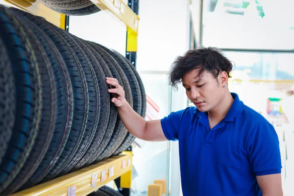 汽车修理店的汽车机械师检查车轮 车库里的工人 汽车维修技师检查汽车维修中心的仓库库存 — 图库照片