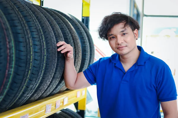 Autószerelő Ellenőrzi Kerekeket Járműjavító Műhelyben Férfi Dolgozik Garázsban Autószerelő Technikus — Stock Fotó