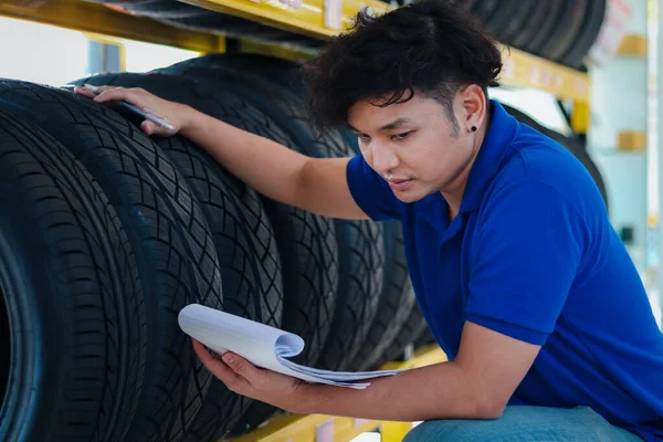 Auto Mechanic Checking Wheels Vehicle Repair Service Shop Man Working — Stock Photo, Image