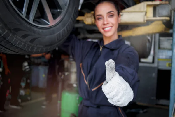 Female Auto Mechanic Work Garage Car Service Technician Woman Give — Fotografia de Stock