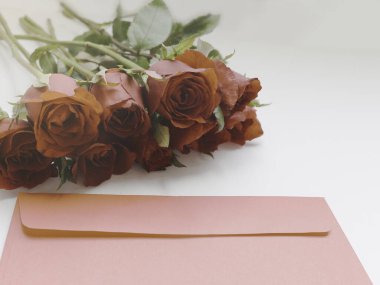 Beyaz arka planda kırmızı gül ve aşk mektubu, tatlı sevgililer günü arkaplanı