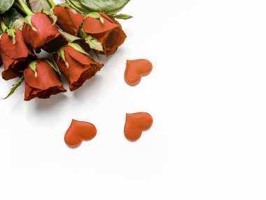 Beyaz arka planda kırmızı gül ve kırmızı kalp, tatlı sevgililer günü arkaplanı