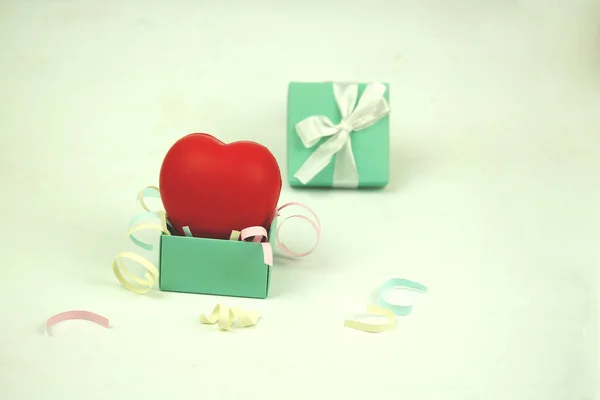Κόκκινη Καρδιά Μπλε Κουτί Δώρου Τεμαχισμένο Χαρτί Δίνοντας Την Αγάπη — Φωτογραφία Αρχείου
