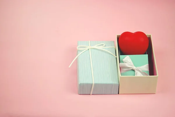 Κόκκινη Καρδιά Και Μικρό Δώρο Μπλε Κουτί Παρόν Γλυκό Ροζ — Φωτογραφία Αρχείου