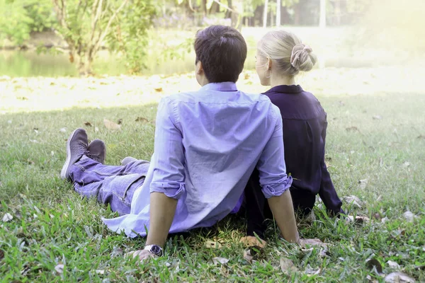 부부가 공원의 잔디에 아름다운 연인이 시간을 보내고 정원에서 로맨틱 순간을 — 스톡 사진