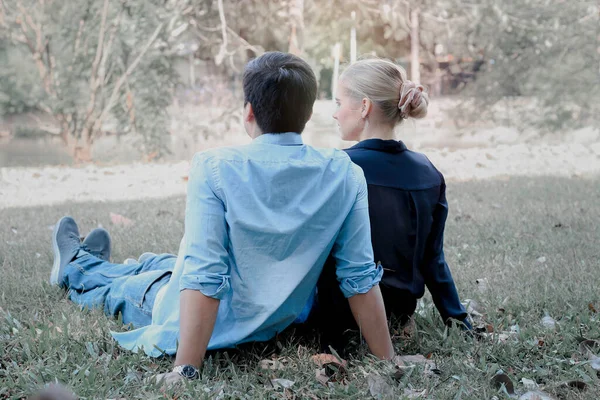 Doce Casal Sentado Grama Verde Parque Jovem Amante Bonito Passar — Fotografia de Stock