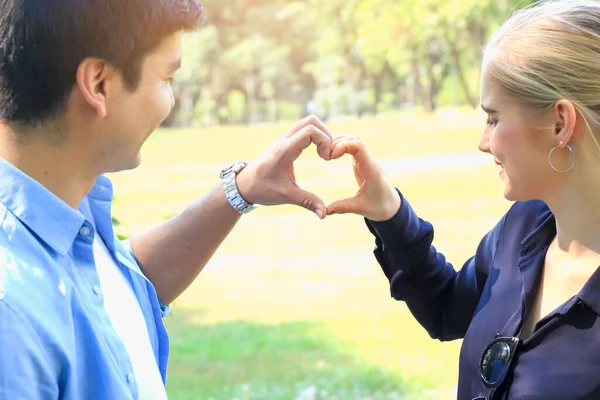 Doce Casal Mostrando Amor Uns Aos Outros Parque Jovem Amante — Fotografia de Stock