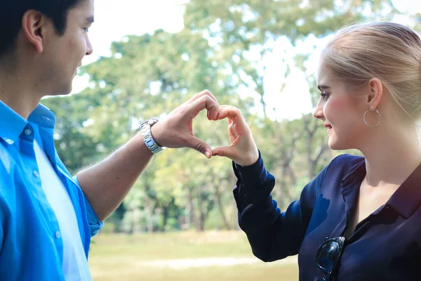 Doce Casal Mostrando Amor Uns Aos Outros Parque Jovem Amante — Fotografia de Stock