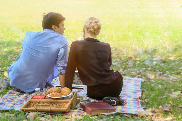Tatlı Çift Parkta Piknikte Dinleniyor Genç Güzel Sevgili Birlikte Vakit — Stok fotoğraf