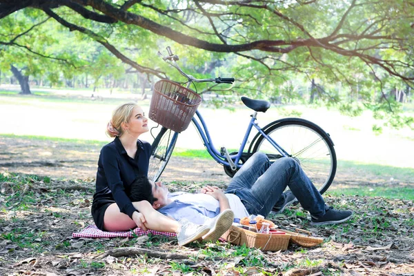 Söta Par Koppla Picknick Parken Man Lägger Sig Sin Flickvän — Stockfoto