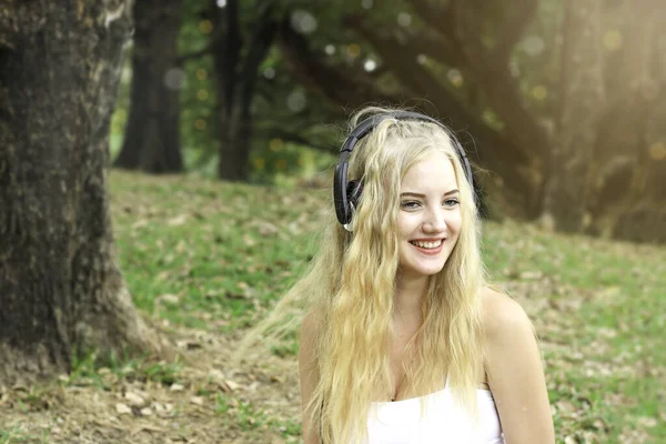 Glücklich Entspannende Blonde Frau Beim Picknick Öffentlichen Park Junges Lächelndes — Stockfoto