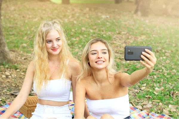 Happy Friends Picnic Park Two Young Beautiful Teen Girls Taking — Stock Photo, Image