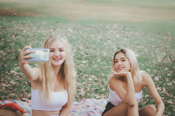 Amigos Felices Picnic Parque Dos Chicas Adolescentes Jóvenes Hermosas Tomando — Foto de Stock