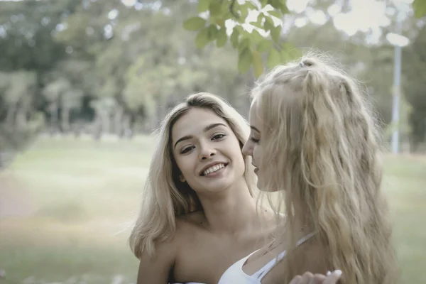 Glückliche Freunde Beim Picknick Park Zwei Junge Schöne Teenie Mädchen — Stockfoto