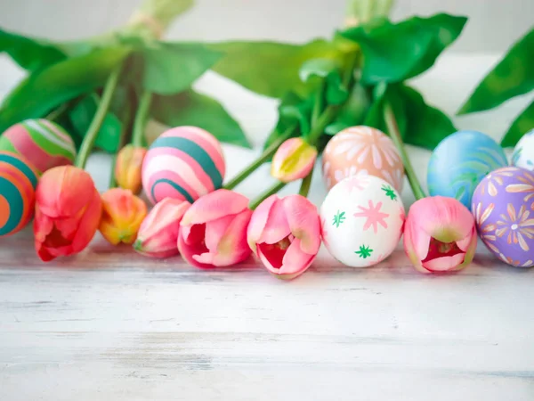 Ovos Páscoa Coloridos Com Flores Tulipa Fundo Madeira Festival Férias — Fotografia de Stock